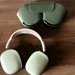 Apple Airpod Max in Sage Green